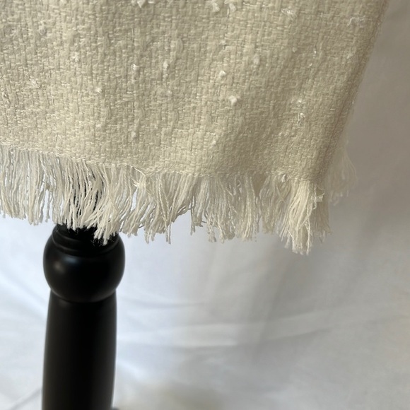 Designer Barbara Bates beautiful off white suit. Fringe accent details Luxury 10 - Picture 7 of 8